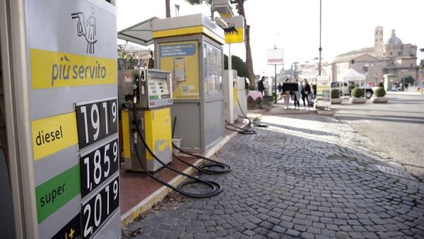 Антимонопольная служба Италии проверит пять топливных компаний из-за цен на бензин<br />
