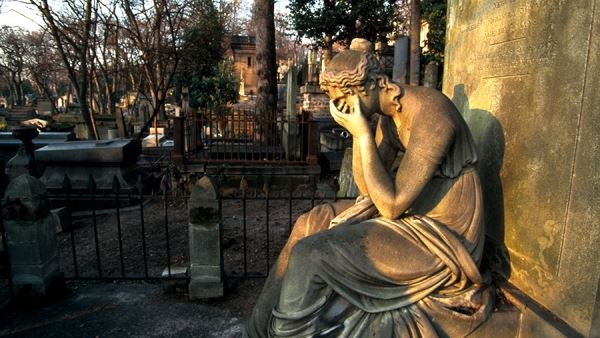 Город во Франции отказался принимать деньги от РФ за места на кладбище
