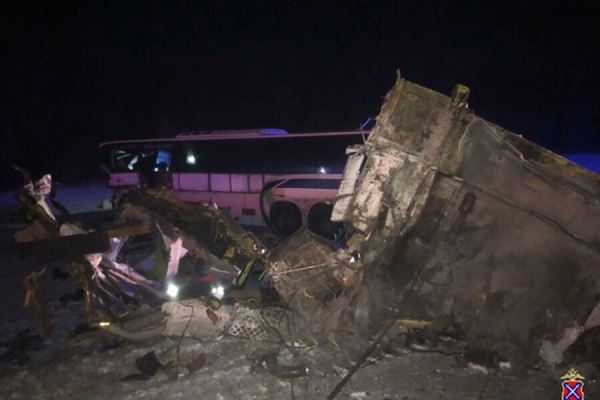 Под Волгоградом автобус столкнулся с грузовиком, пострадали 9 человек 