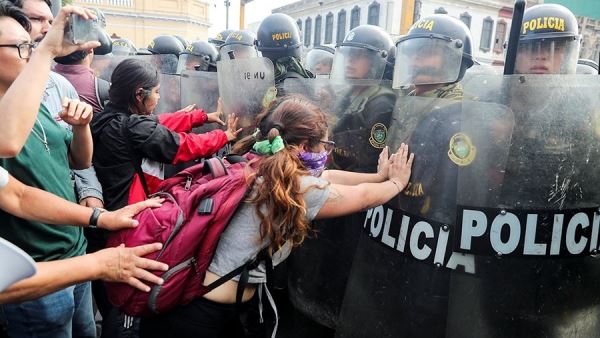 Полиция Перу задержала более 200 протестующих в Лиме при разгоне их лагеря<br />
