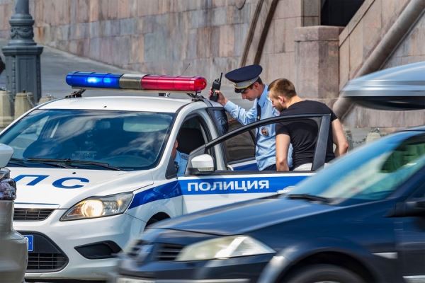 Саратовского инспектора ГИБДД обвинили в получении взятки от 42 учеников автошколы 