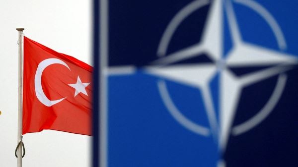 Турция потребовала остановить переговоры по вступлению Швеции и Финляндии в НАТО<br />
