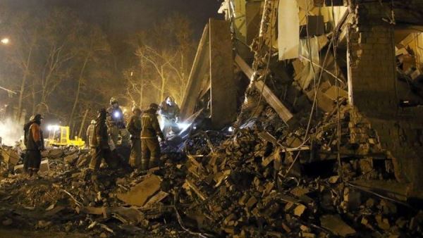 В Донецке извлекли из-под завалов торгового центра тела двух женщин<br />
