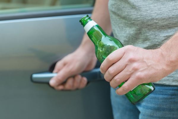 Верховный суд отклонил претензии к водителю, выпивавшему в стоящем авто 