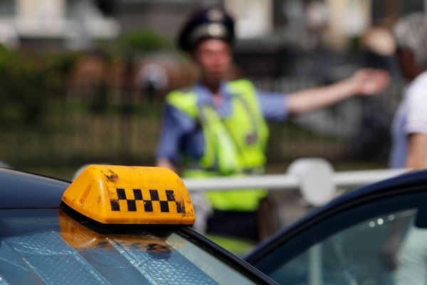 В Тольятти инженер устроил дебош в такси из-за отказа женщины-водителя 