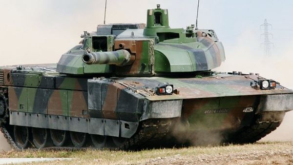 Во Франции назвали «позорным маскарадом» просьбу Зеленского о танках<br />
