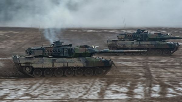 Зеленский раскритиковал Шольца из-за нежелания передавать танки Киеву<br />
